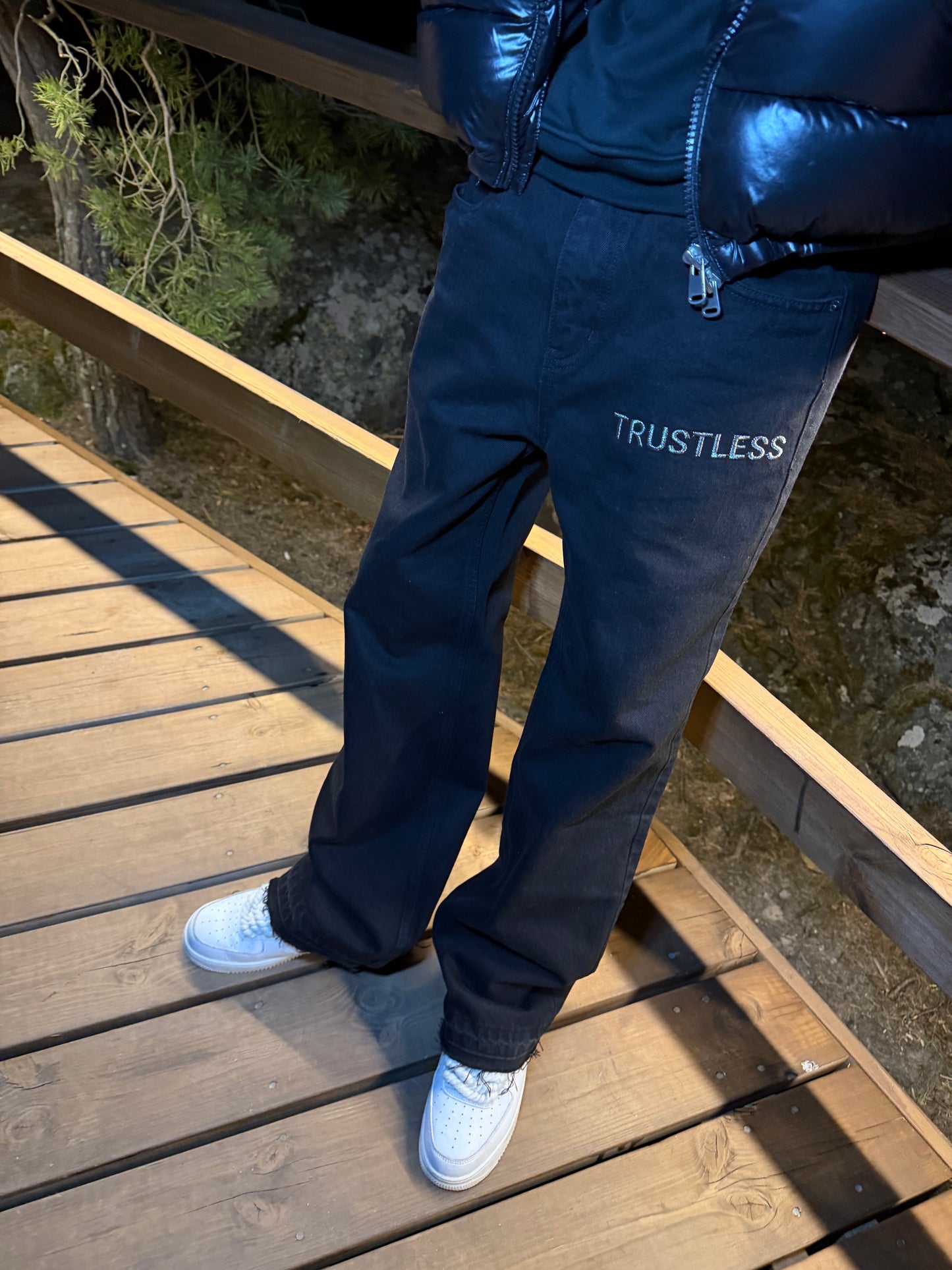 TRUSTLESS FLARED JEANS