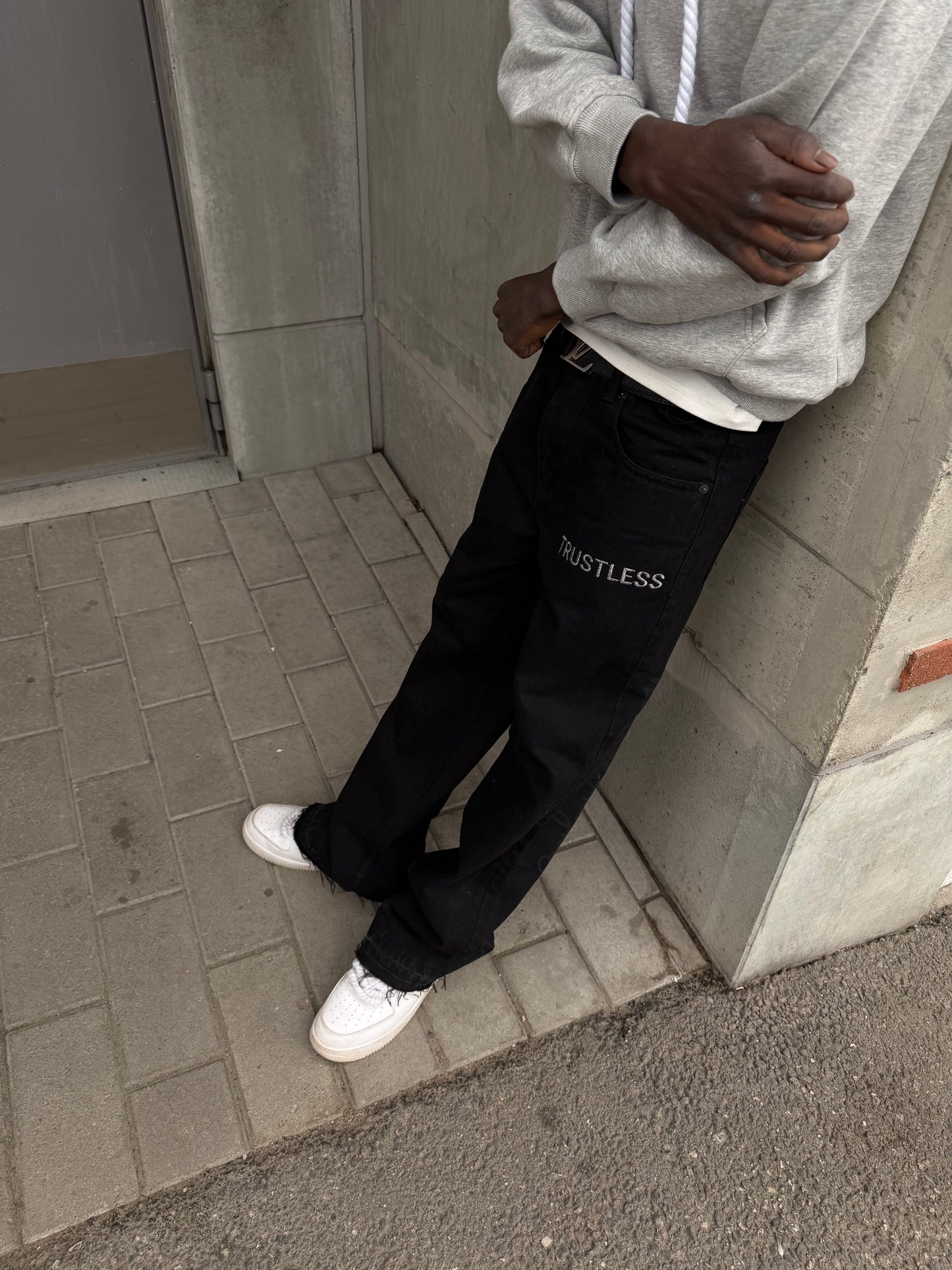 TRUSTLESS FLARED JEANS