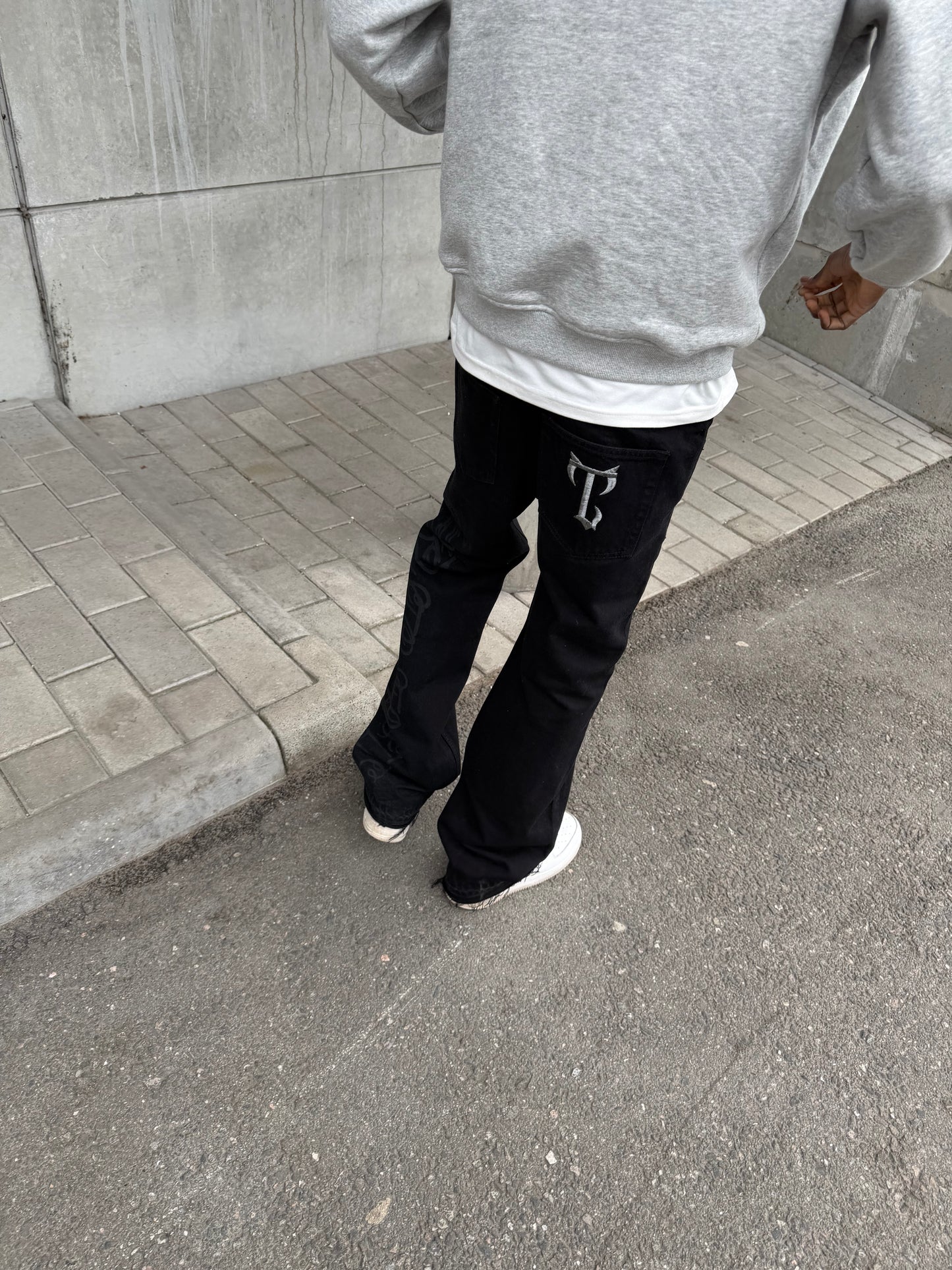 TRUSTLESS FLARED JEANS