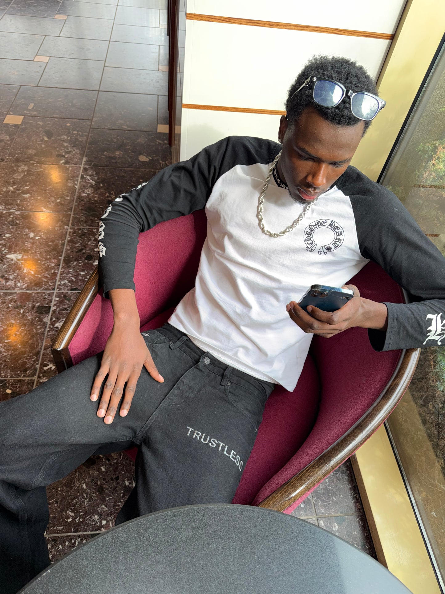 TRUSTLESS FLARED JEANS