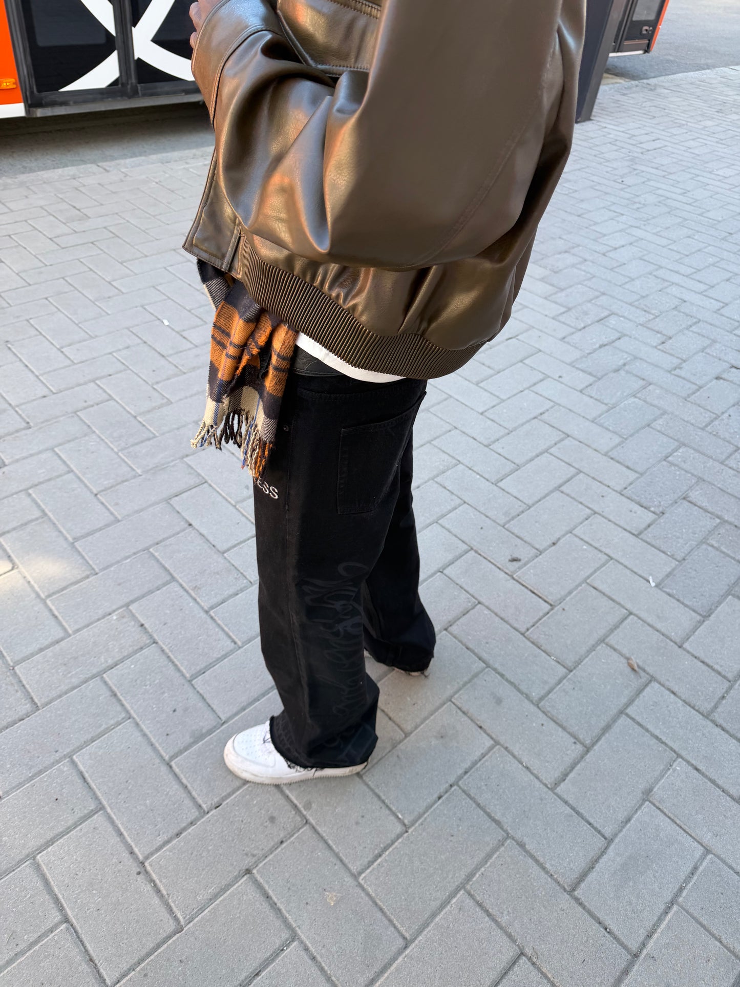 TRUSTLESS FLARED JEANS