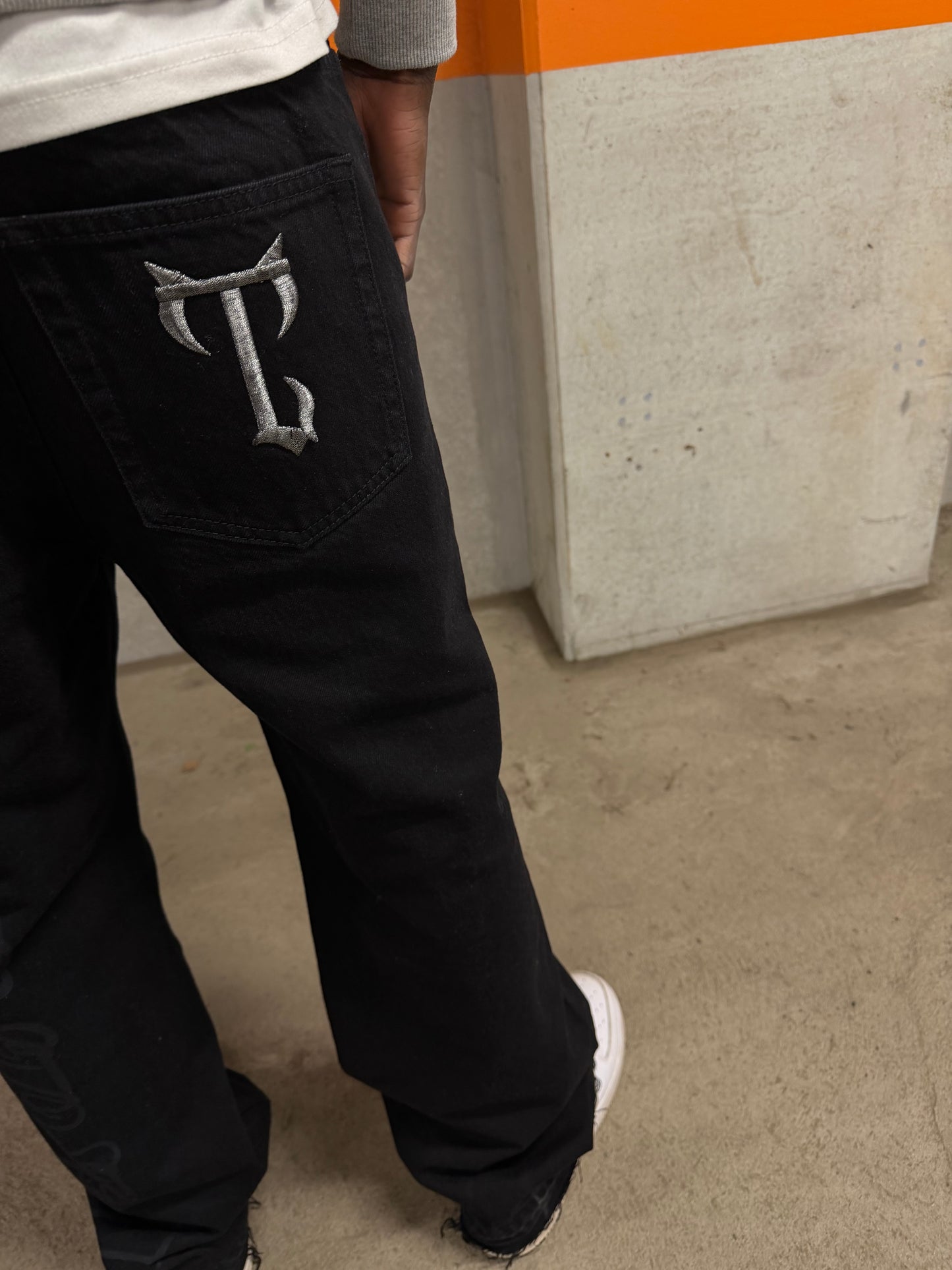 TRUSTLESS FLARED JEANS