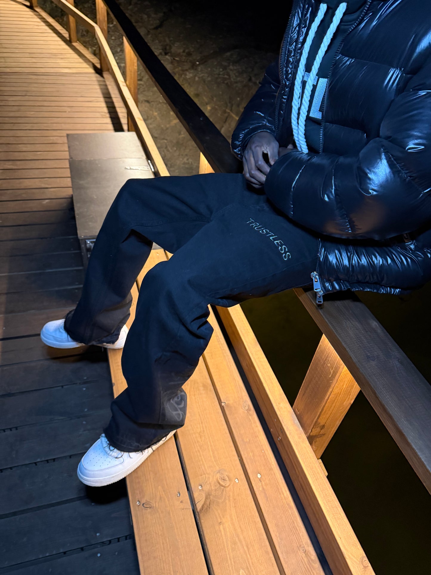 TRUSTLESS FLARED JEANS