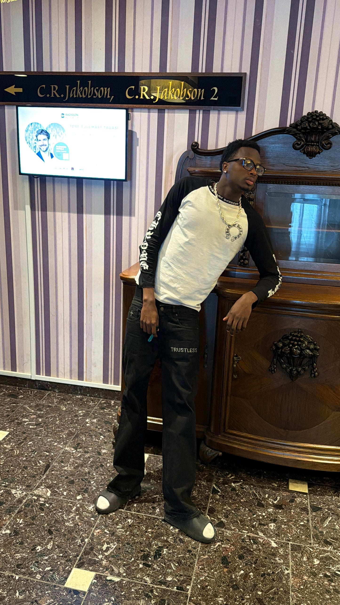 TRUSTLESS FLARED JEANS