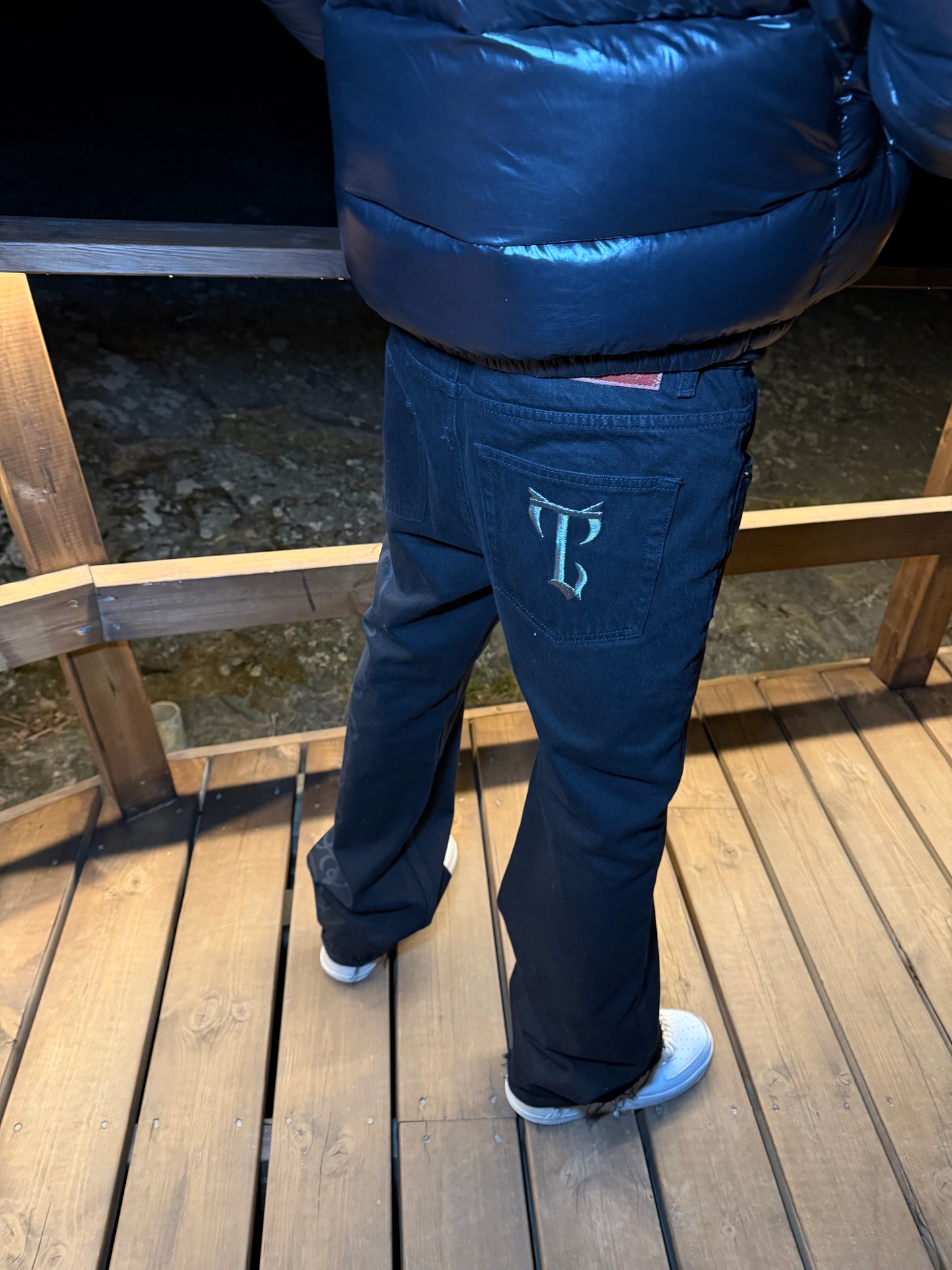 TRUSTLESS FLARED JEANS