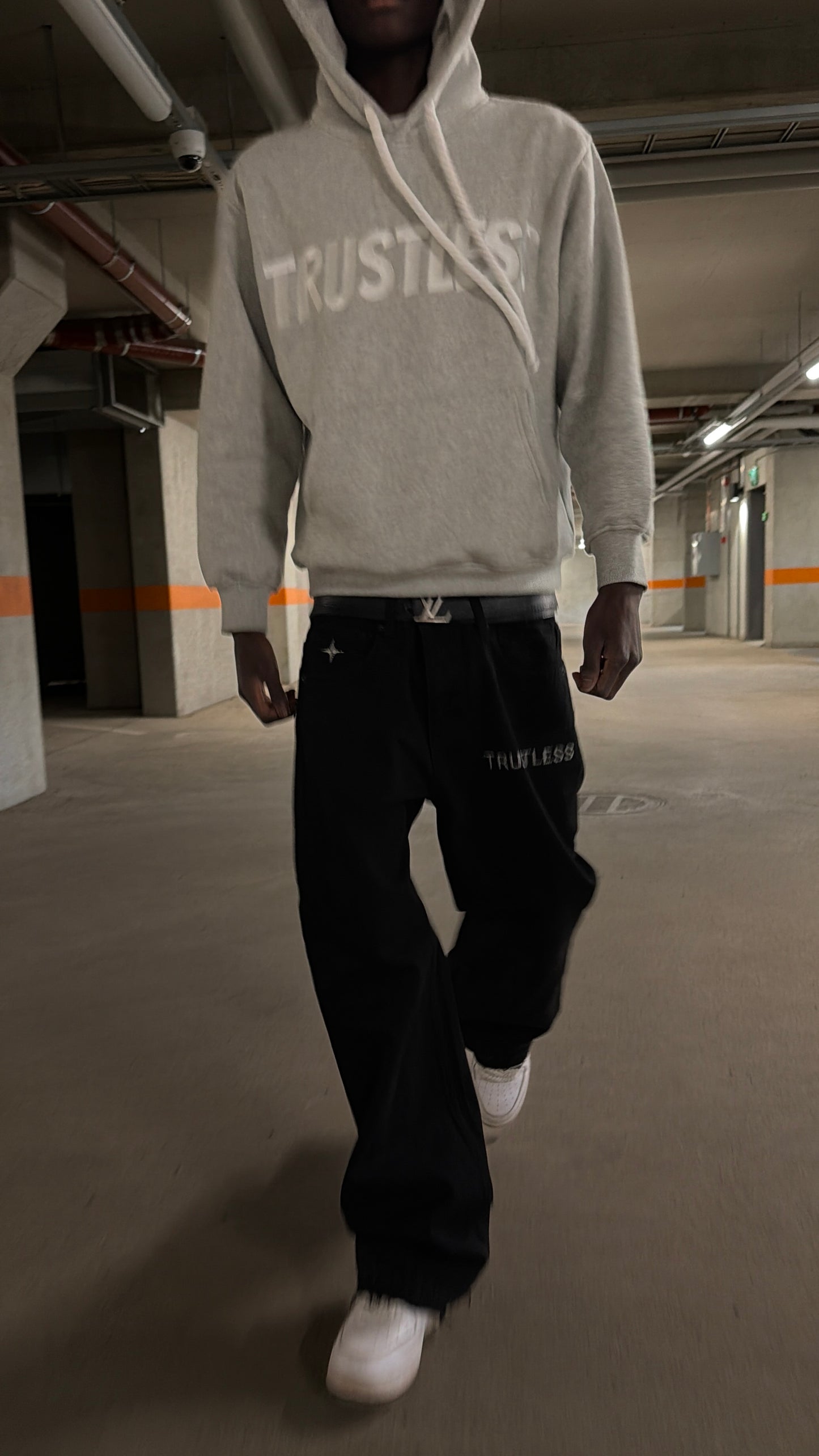 TRUSTLESS FLARED JEANS