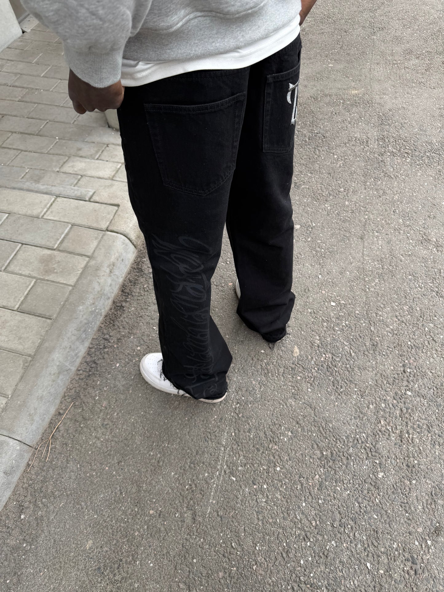 TRUSTLESS FLARED JEANS