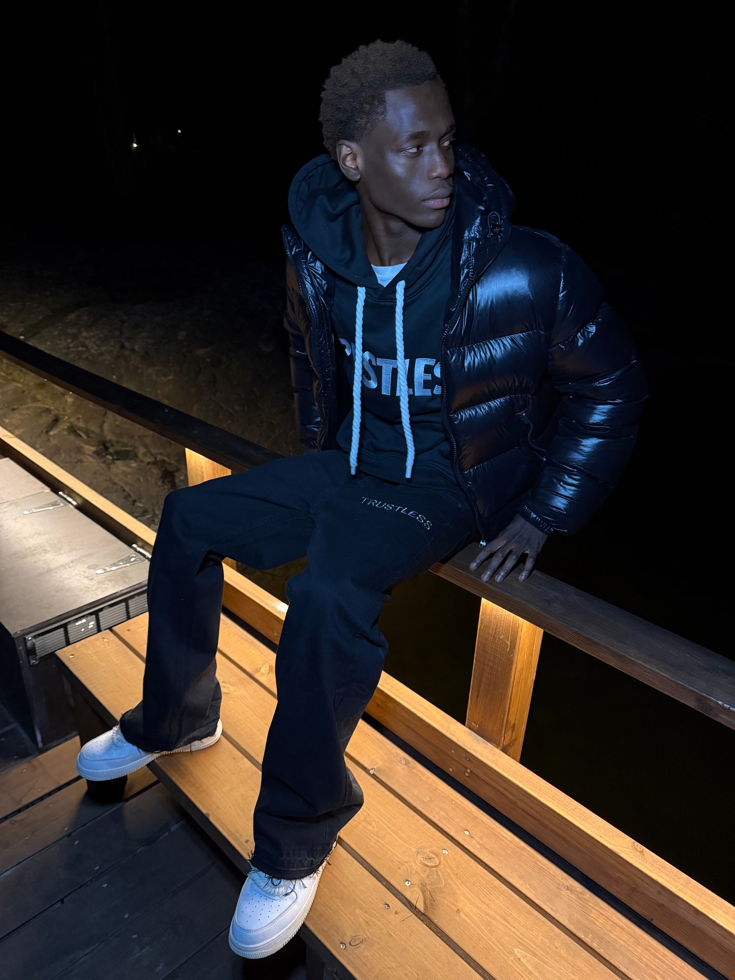 TRUSTLESS FLARED JEANS